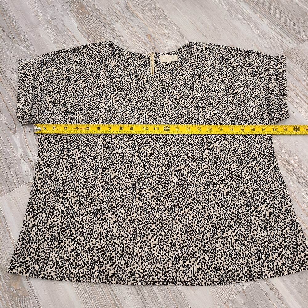 Melloday Animal Print Short Sleeved Blouse Size Medium 1/4 Zip Back - Picture 6 of 7